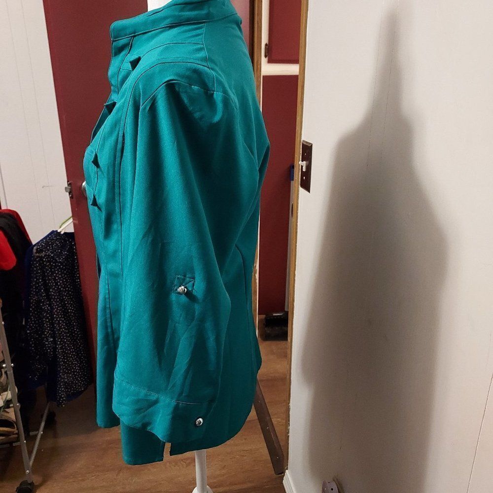 Kathy Che Ex Cond  M  Green pit to pit  18 inch 26 longth - Picture 2 of 3
